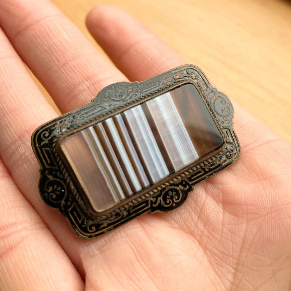 Antique Victorian Biedermeier Brooch with Striped Agate and Meander Pattern - Picture 4 of 16